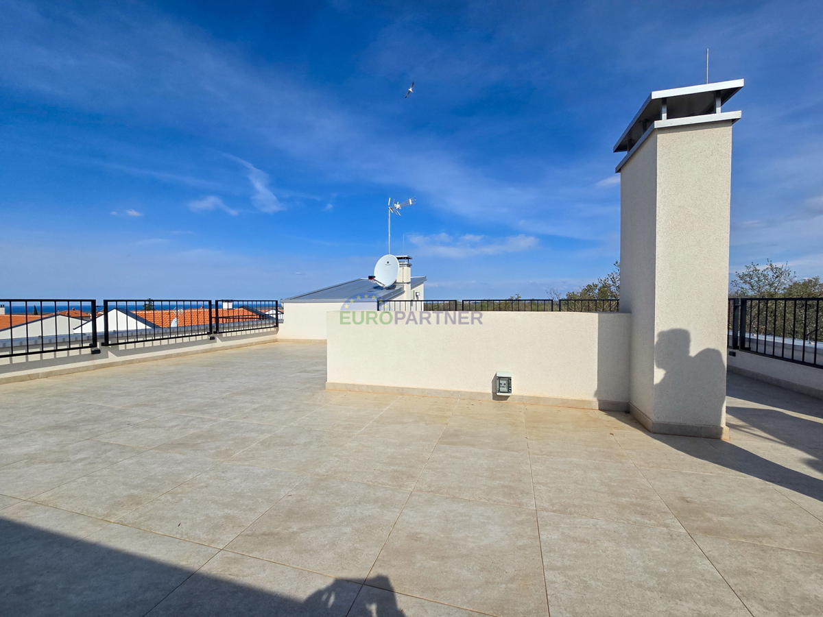 Ampio appartamento con terrazza sul tetto e vista mare, nei dintorni di Poreč.