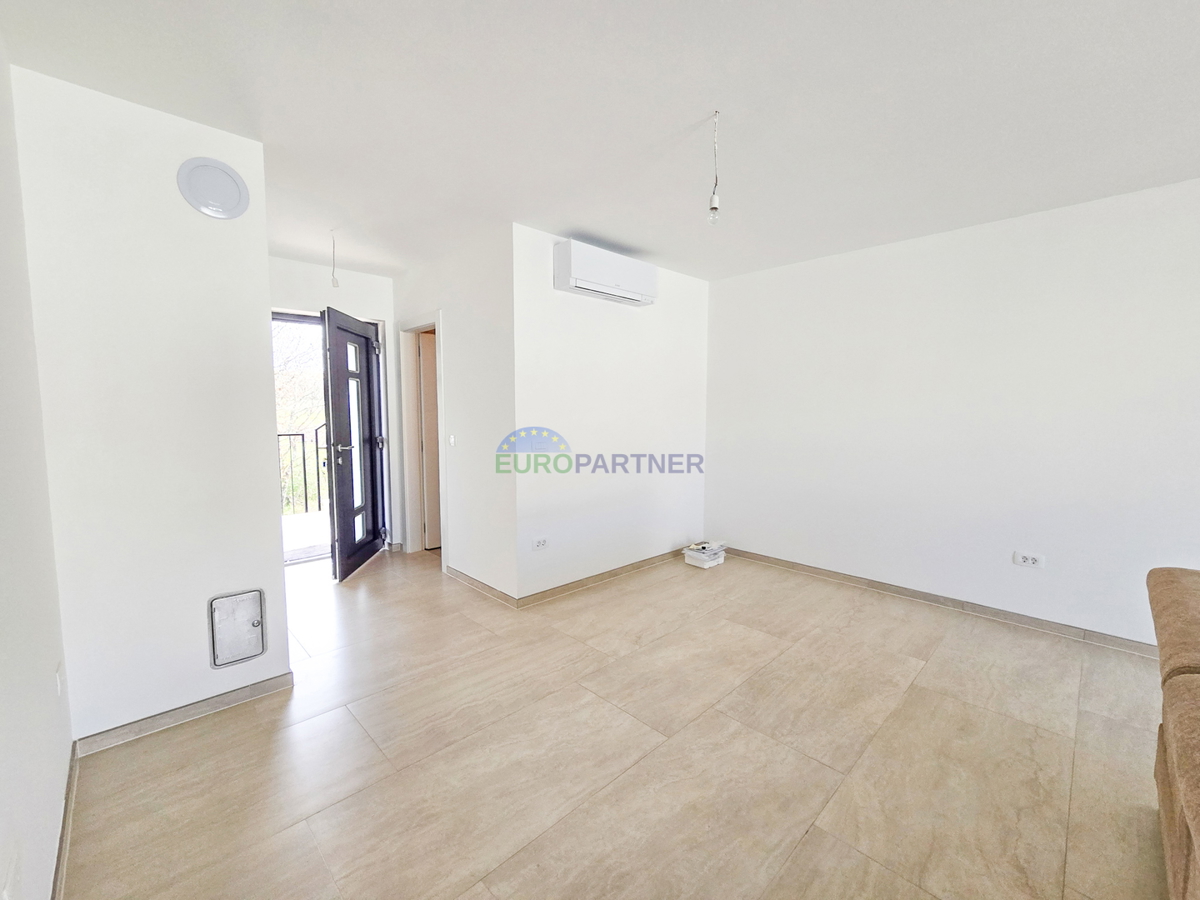 Ampio appartamento con terrazza sul tetto e vista mare, nei dintorni di Poreč.