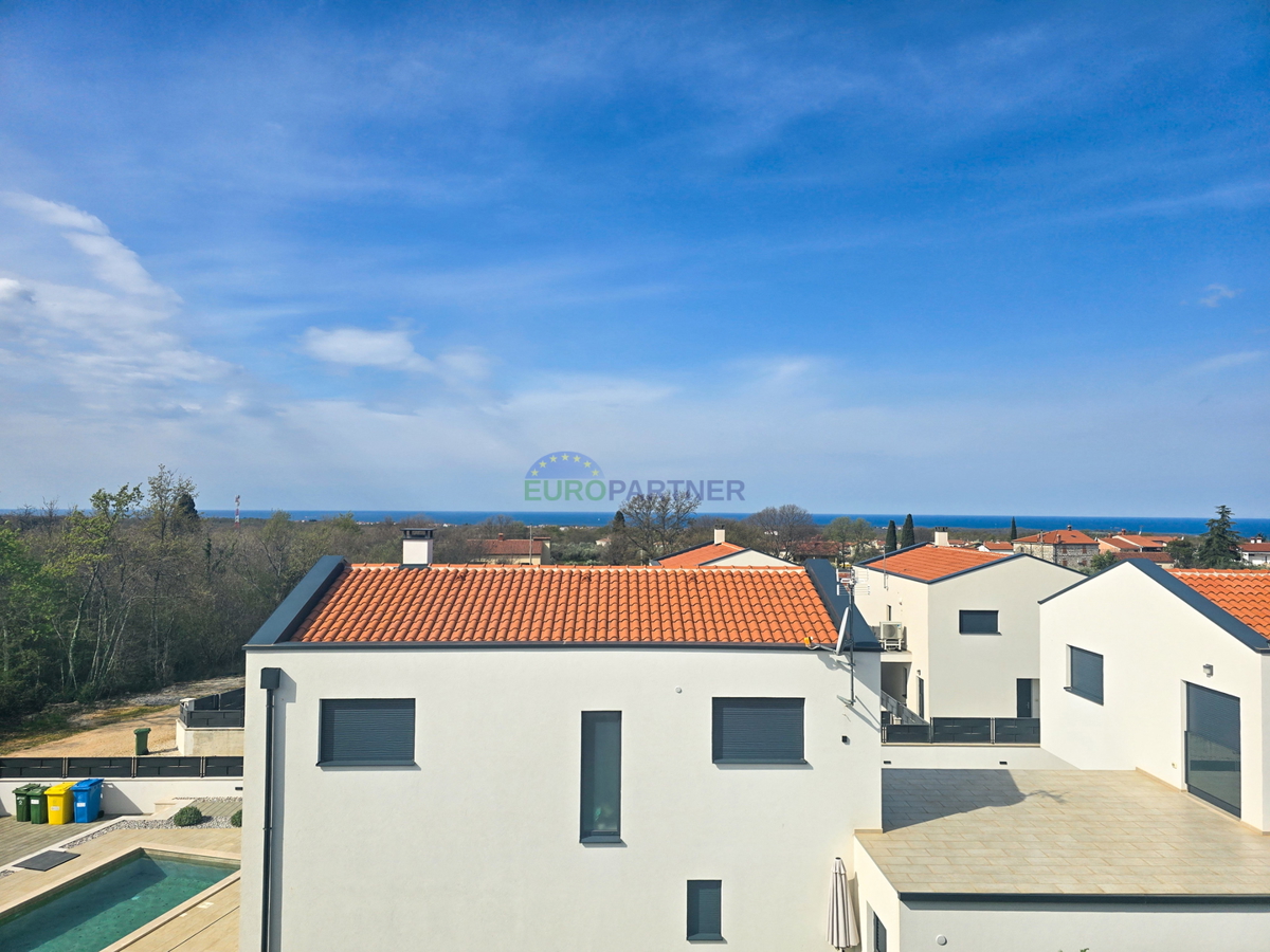 Ampio appartamento con terrazza sul tetto e vista mare, nei dintorni di Poreč.