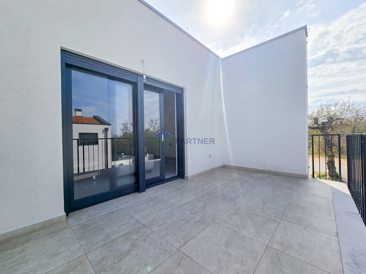 Ampio appartamento con terrazza sul tetto e vista mare, nei dintorni di Poreč.