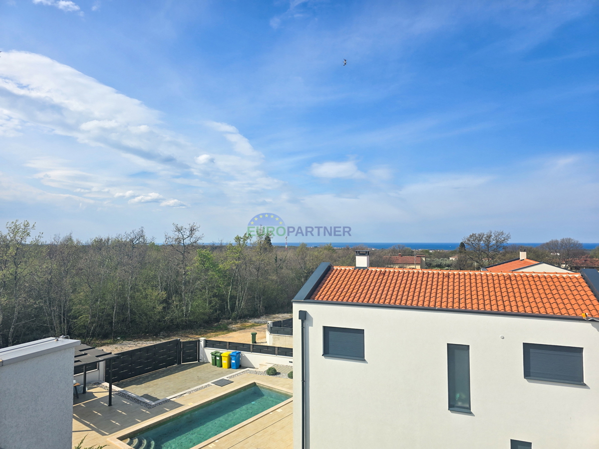 Ampio appartamento con terrazza sul tetto e vista mare, nei dintorni di Poreč.
