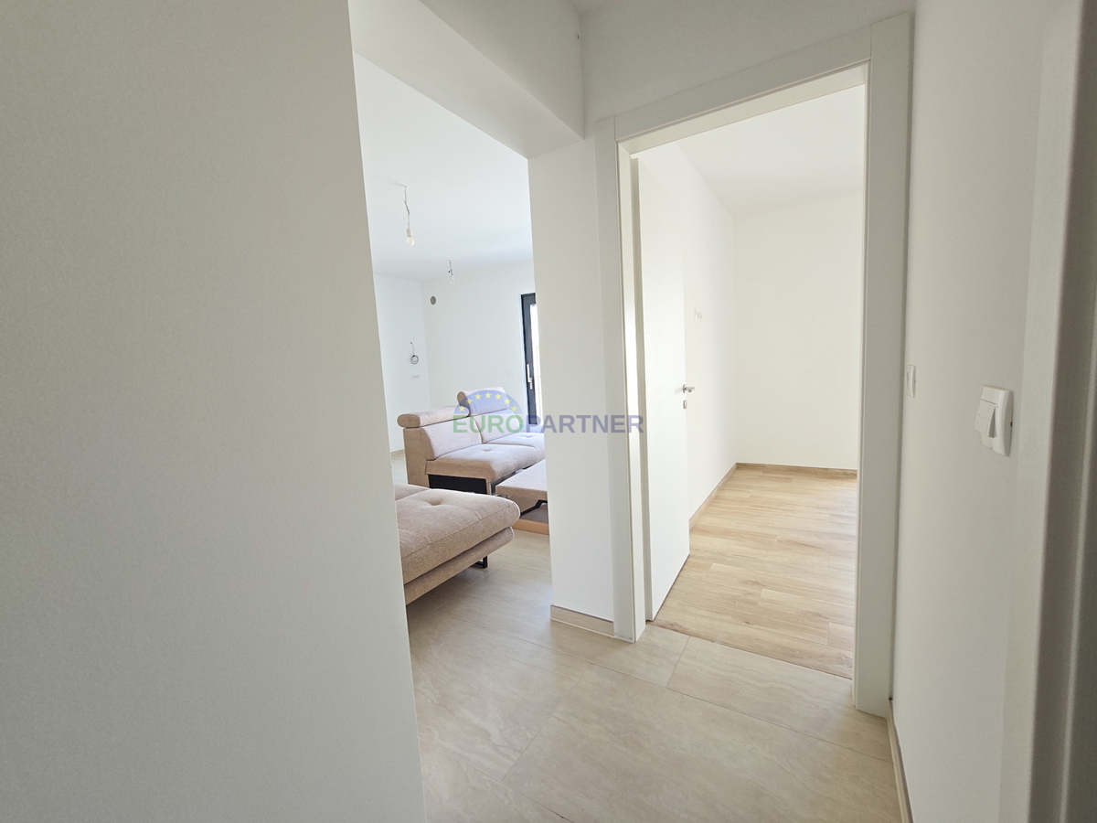 Ampio appartamento con terrazza sul tetto e vista mare, nei dintorni di Poreč.