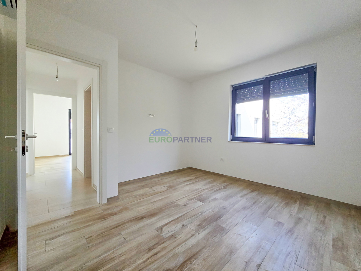 Ampio appartamento con terrazza sul tetto e vista mare, nei dintorni di Poreč.