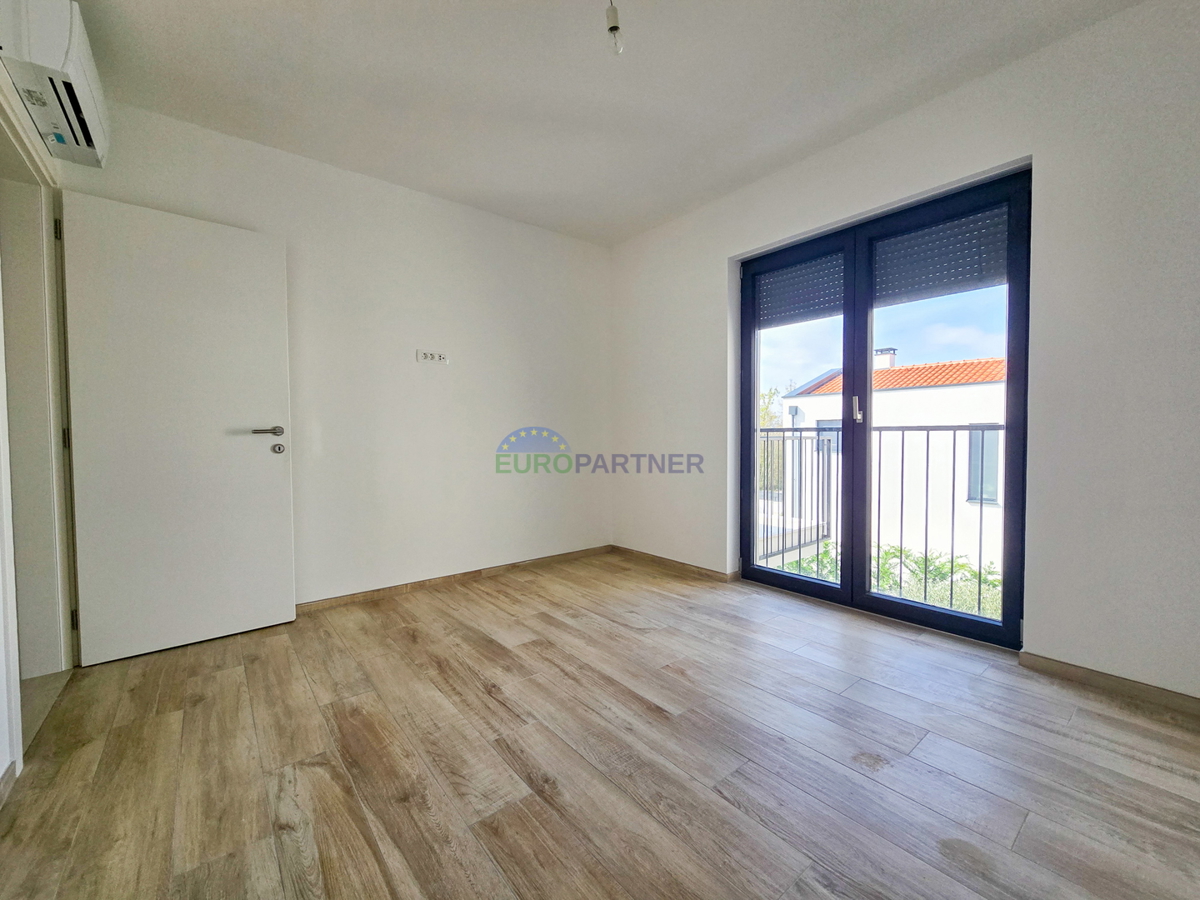 Ampio appartamento con terrazza sul tetto e vista mare, nei dintorni di Poreč.