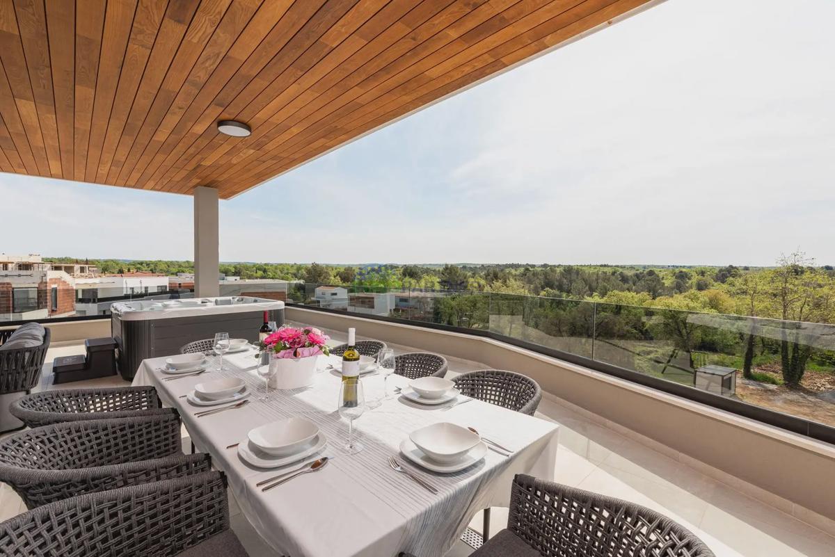 Attico con vista mare, a 800 m dal mare, dintorni di Parenzo