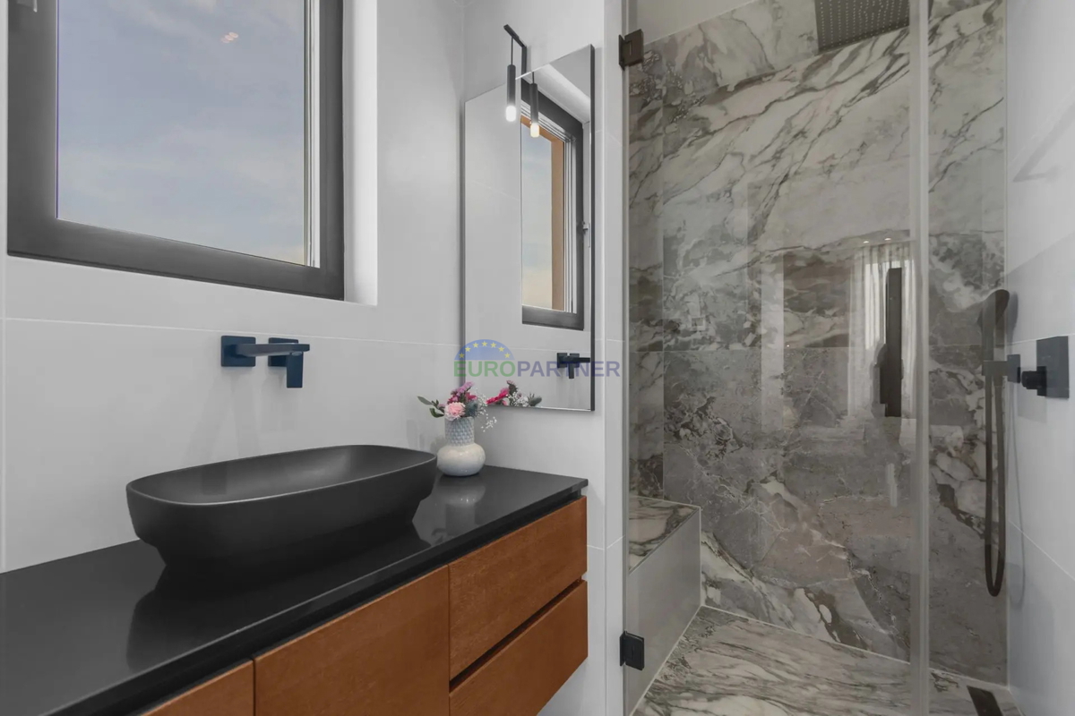 Attico con vista mare, a 800 m dal mare, dintorni di Parenzo