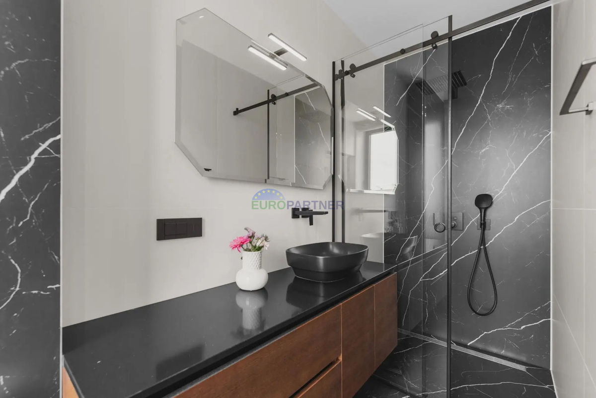 Attico con vista mare, a 800 m dal mare, dintorni di Parenzo