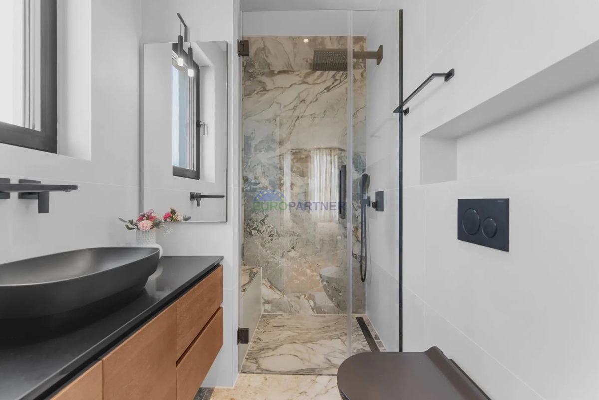 Attico con vista mare, a 800 m dal mare, dintorni di Parenzo