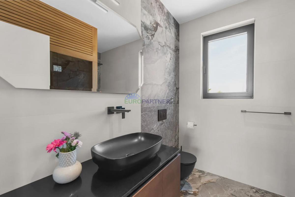 Attico con vista mare, a 800 m dal mare, dintorni di Parenzo