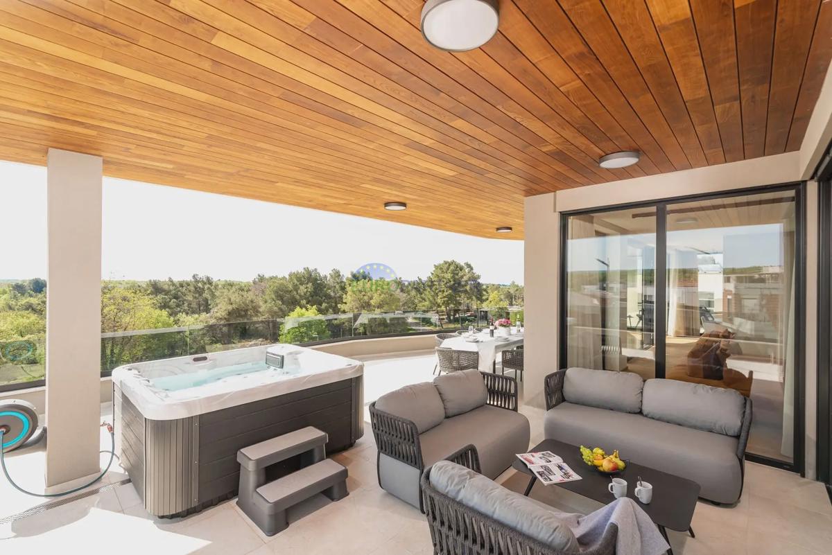 Attico con vista mare, a 800 m dal mare, dintorni di Parenzo