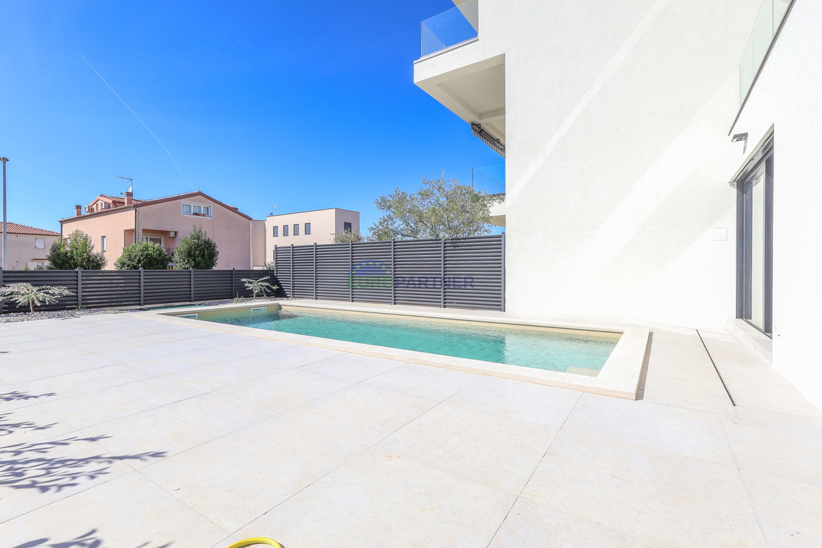 Casa a schiera con piscina, a 900 m dal mare, Poreč