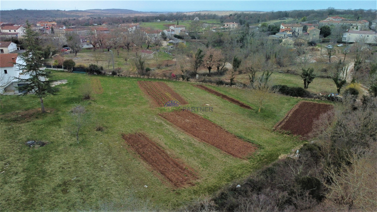 Splendido terreno ai margini della zona edificabile, Višnjan