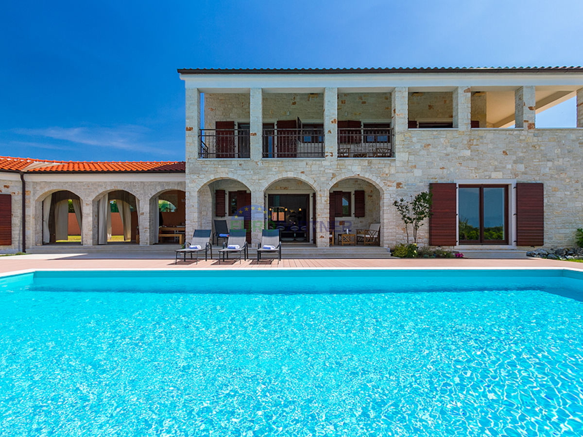 Eccezionale villa in pietra con piscina e ampio giardino, Sveti Lovreč