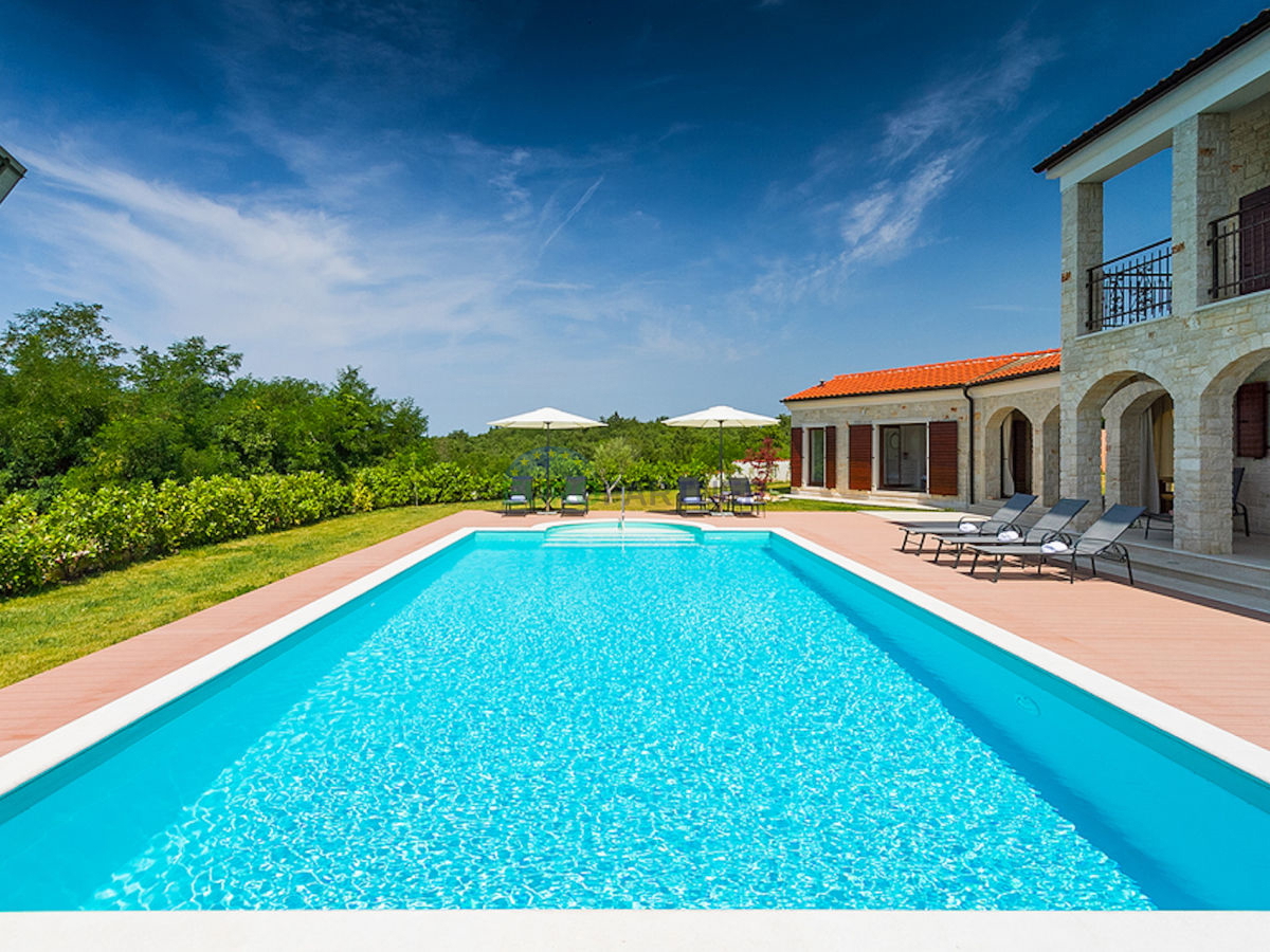 Eccezionale villa in pietra con piscina e ampio giardino, Sveti Lovreč