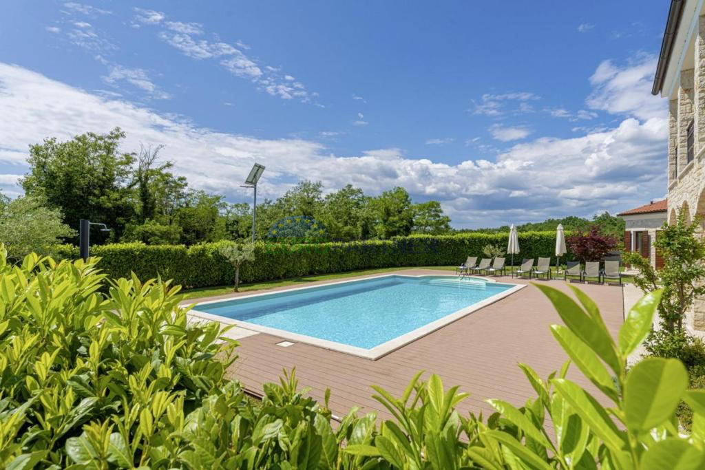 Eccezionale villa in pietra con piscina e ampio giardino, Sveti Lovreč