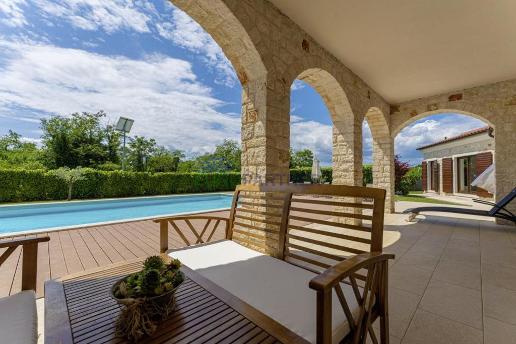 Eccezionale villa in pietra con piscina e ampio giardino, Sveti Lovreč