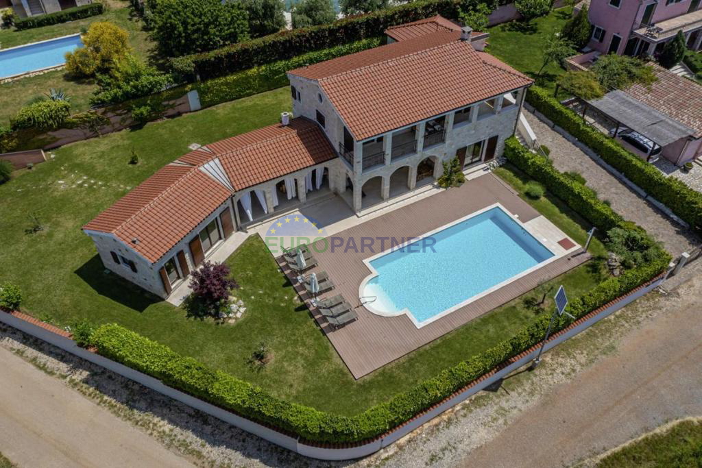 Eccezionale villa in pietra con piscina e ampio giardino, Sveti Lovreč