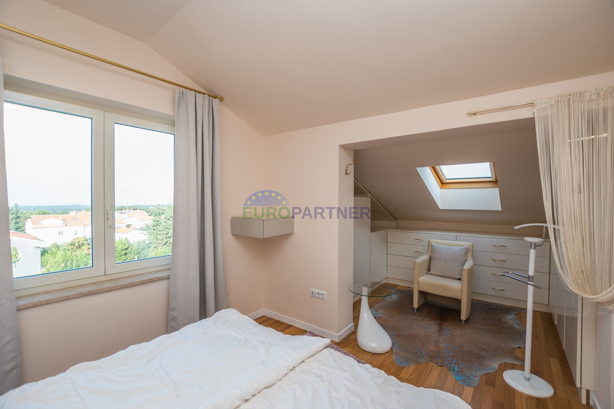 Zona Parenzo, appartamento con ampia terrazza e vista mare!