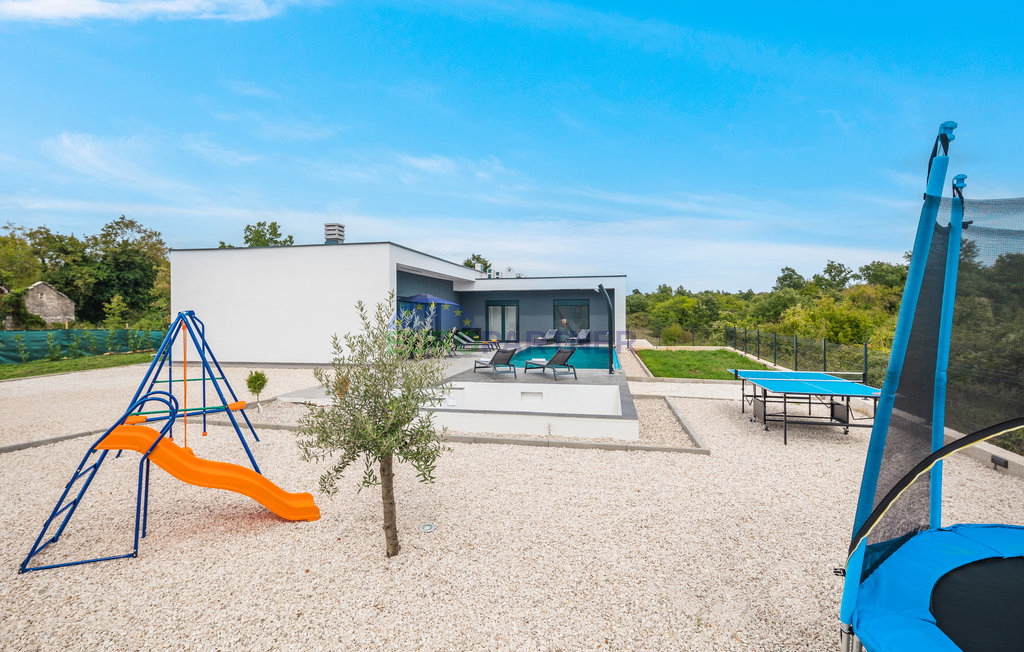 Una bella casa moderna immersa nel verde