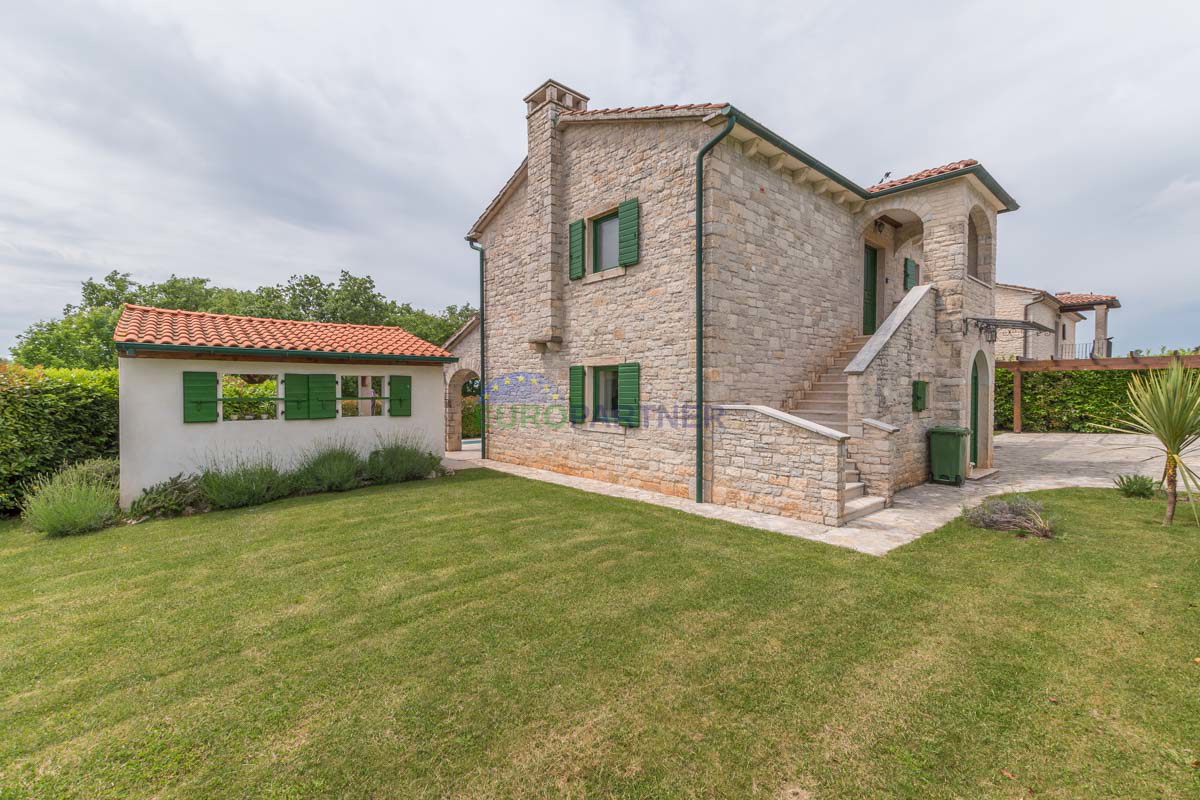 ESCLUSIVA - Elegante villa in pietra con piscina in una posizione tranquilla, Visignano, Istria