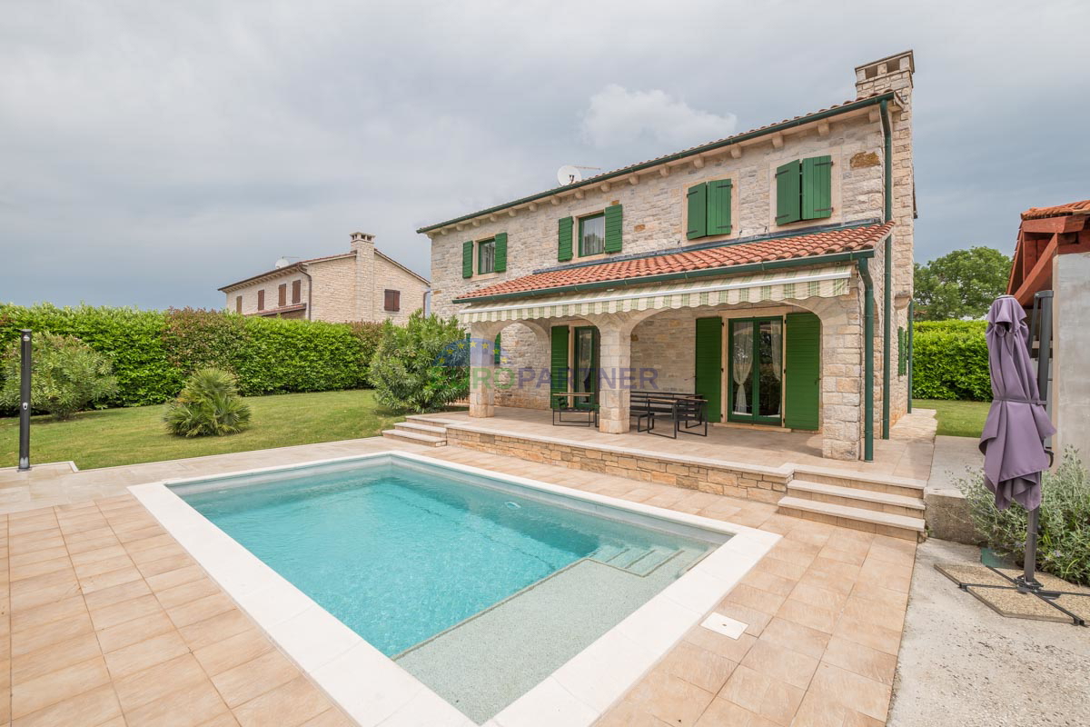 ESCLUSIVA - Elegante villa in pietra con piscina in una posizione tranquilla, Visignano, Istria