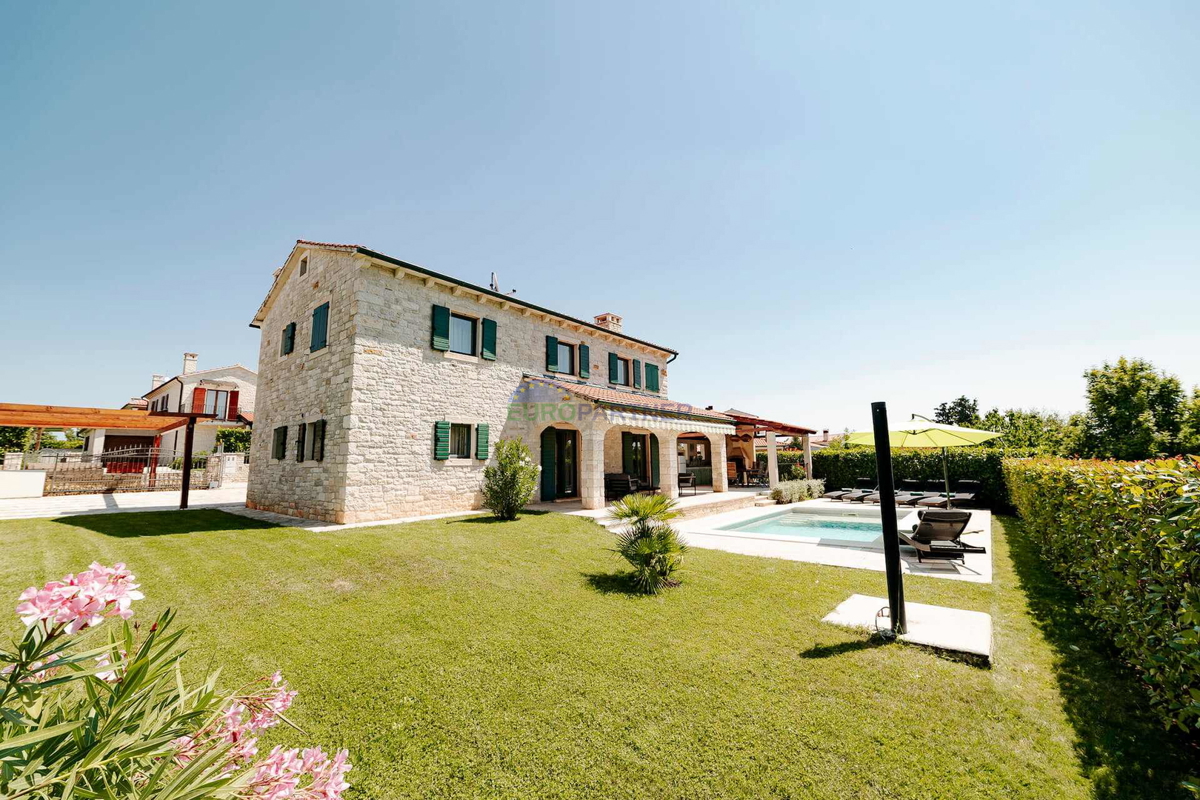 ESCLUSIVA - Elegante villa in pietra con piscina in una posizione tranquilla, Visignano, Istria