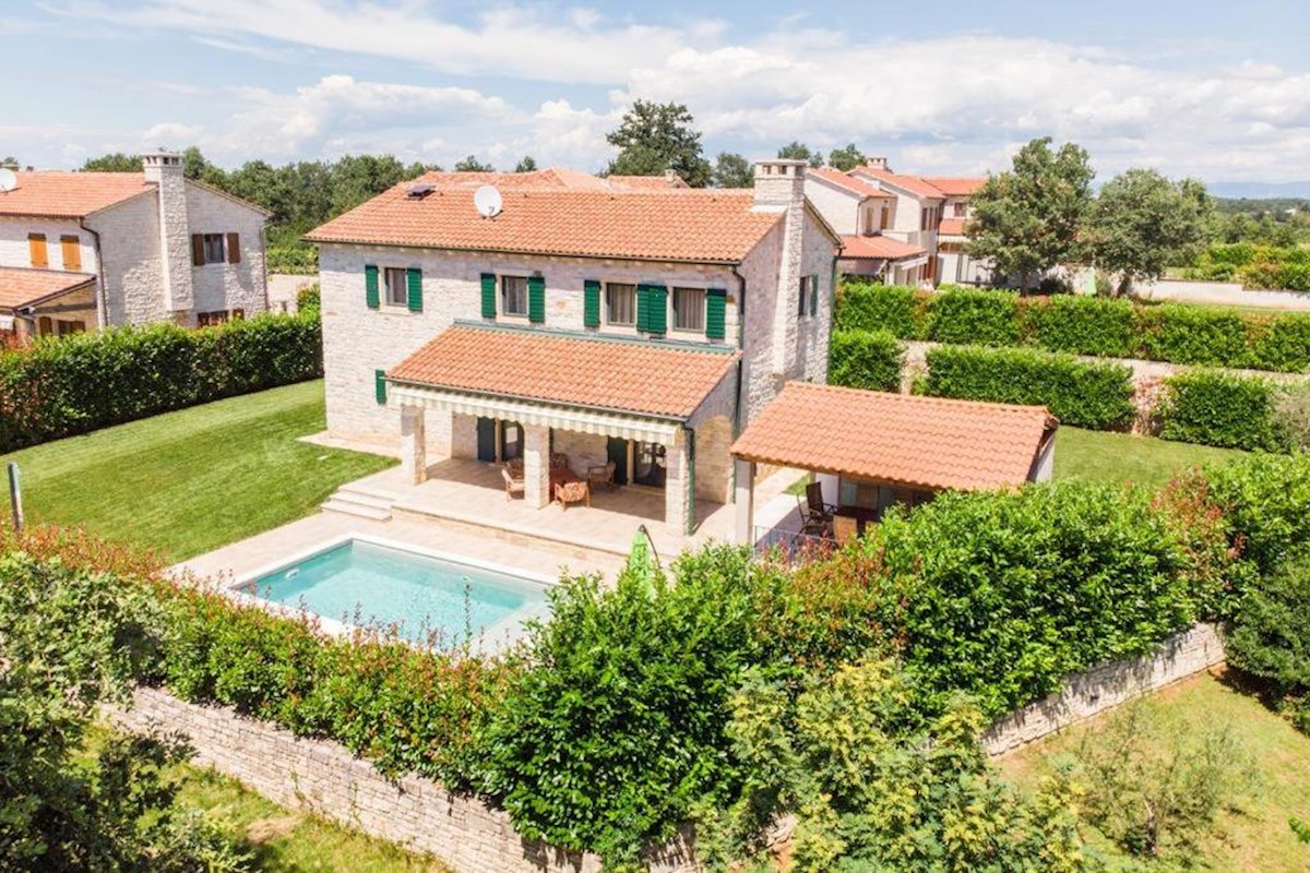 ESCLUSIVA - Elegante villa in pietra con piscina in una posizione tranquilla, Visignano, Istria