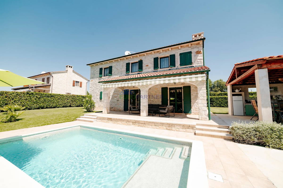 ESCLUSIVA - Elegante villa in pietra con piscina in una posizione tranquilla, Visignano, Istria