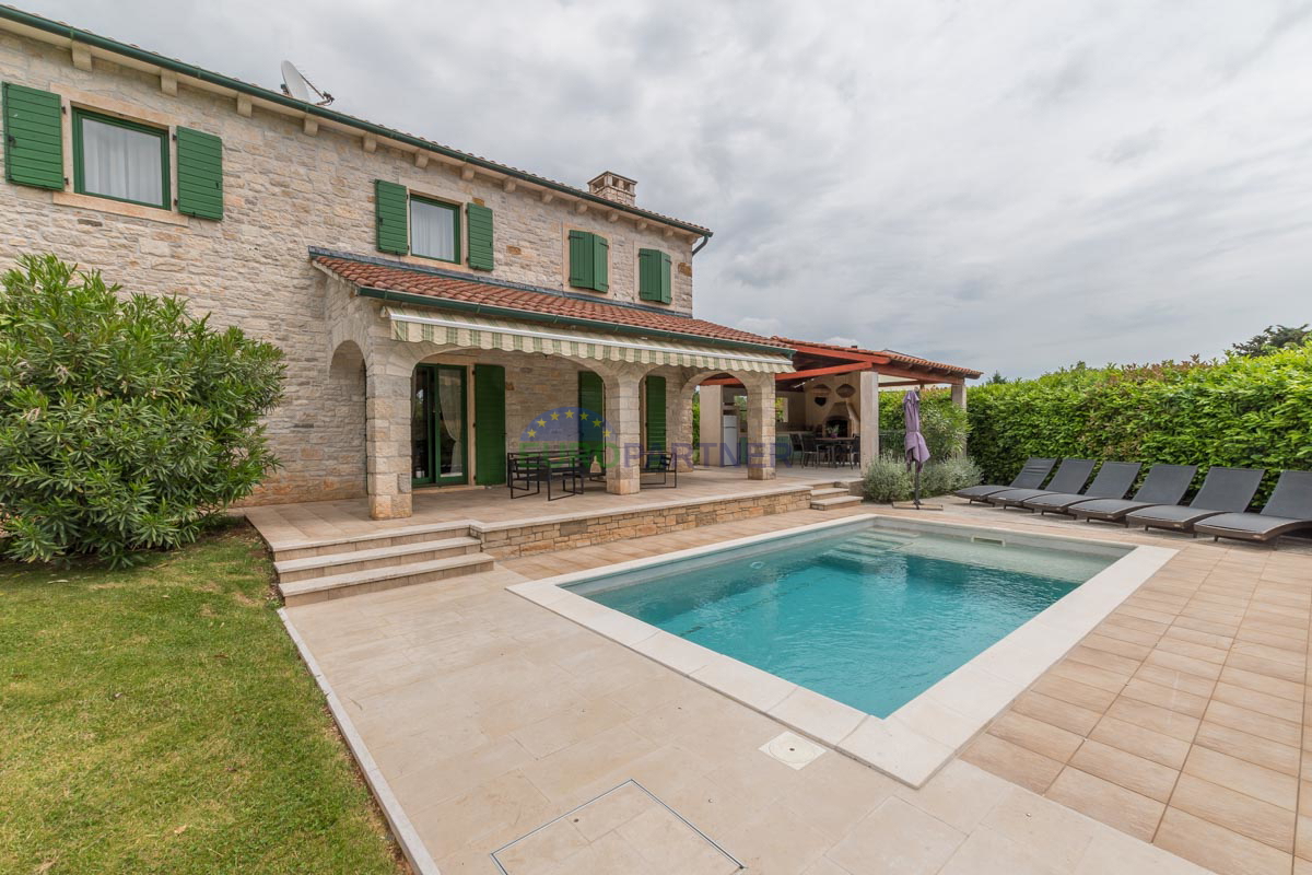 ESCLUSIVA - Elegante villa in pietra con piscina in una posizione tranquilla, Visignano, Istria