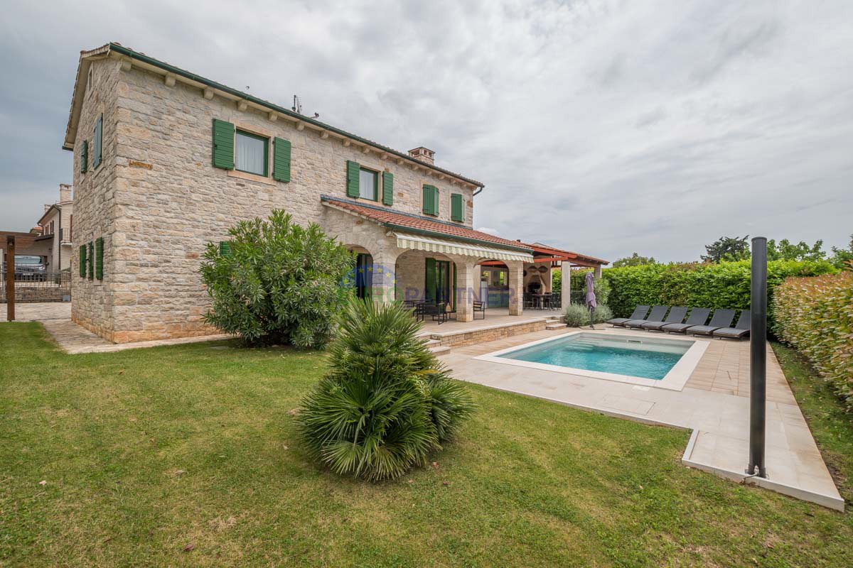 ESCLUSIVA - Elegante villa in pietra con piscina in una posizione tranquilla, Visignano, Istria