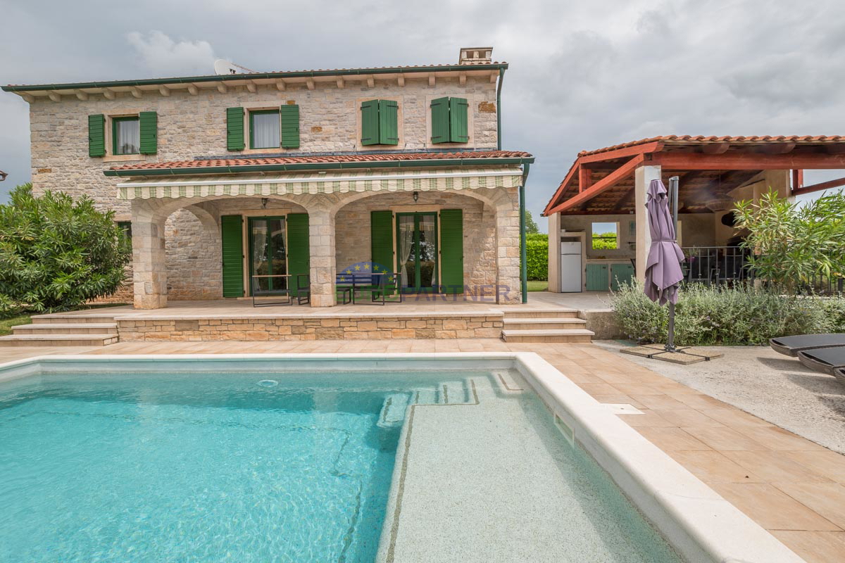 ESCLUSIVA - Elegante villa in pietra con piscina in una posizione tranquilla, Visignano, Istria