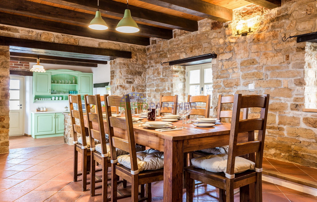 Pietra bellissima ai margini del villaggio, Tinjan