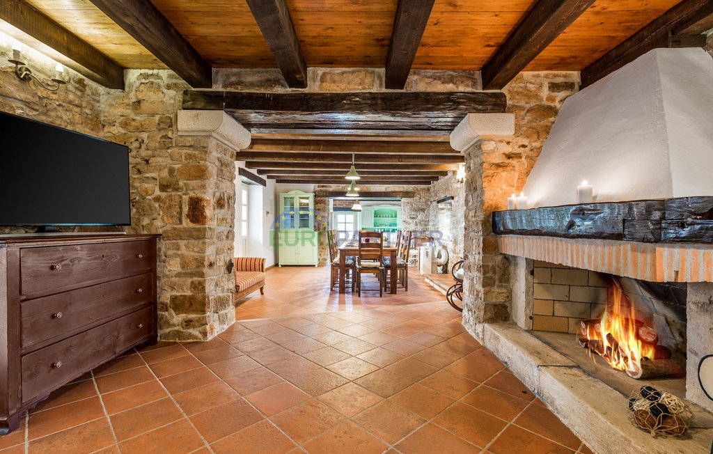 Pietra bellissima ai margini del villaggio, Tinjan