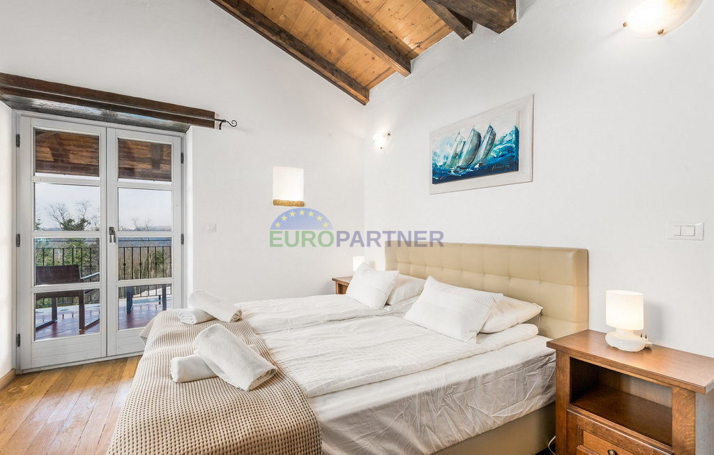 Pietra bellissima ai margini del villaggio, Tinjan