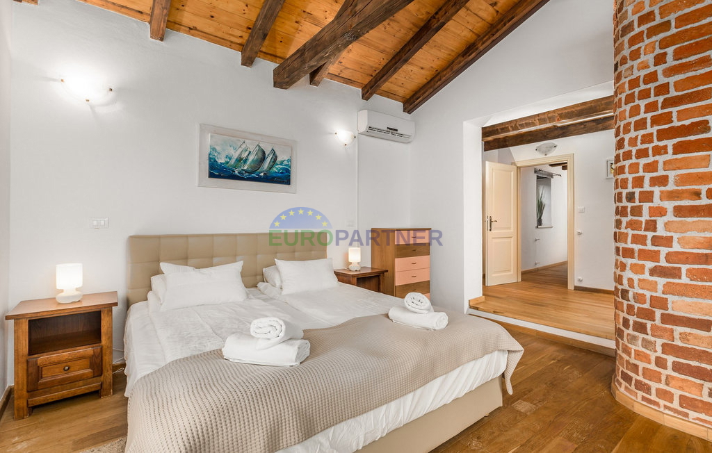 Pietra bellissima ai margini del villaggio, Tinjan