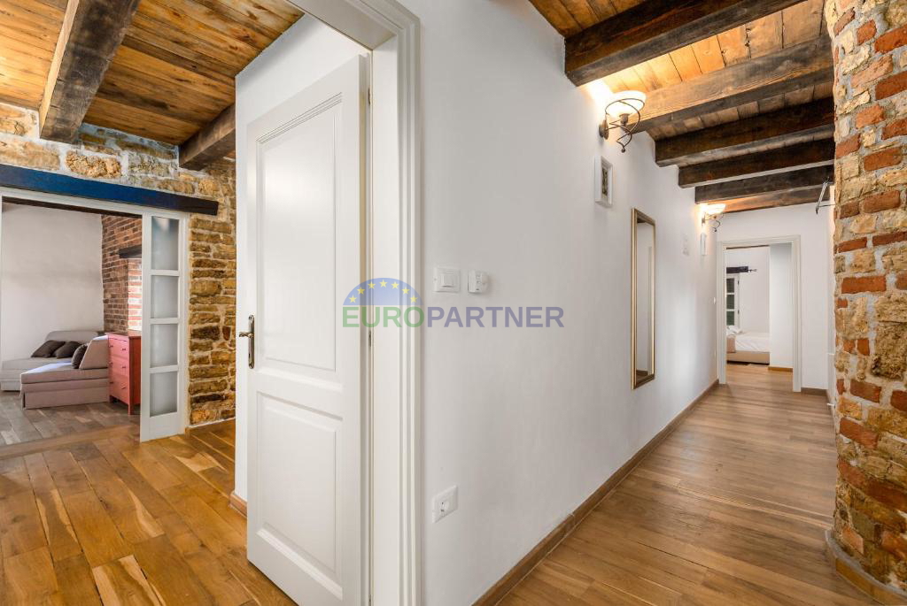 Pietra bellissima ai margini del villaggio, Tinjan