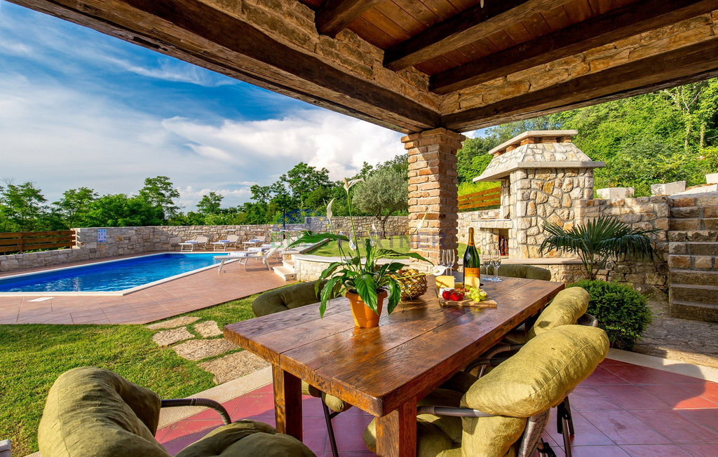 Pietra bellissima ai margini del villaggio, Tinjan