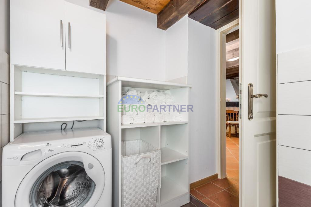 Pietra bellissima ai margini del villaggio, Tinjan