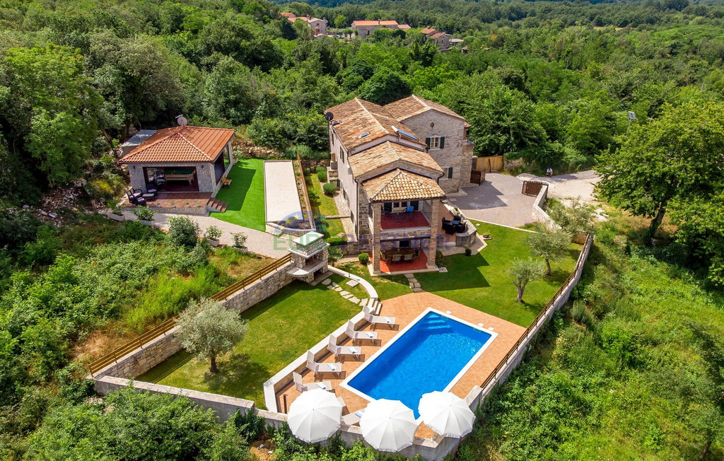 Pietra bellissima ai margini del villaggio, Tinjan