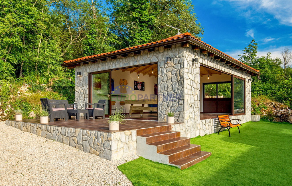 Pietra bellissima ai margini del villaggio, Tinjan