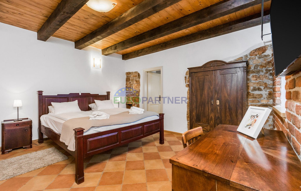 Pietra bellissima ai margini del villaggio, Tinjan