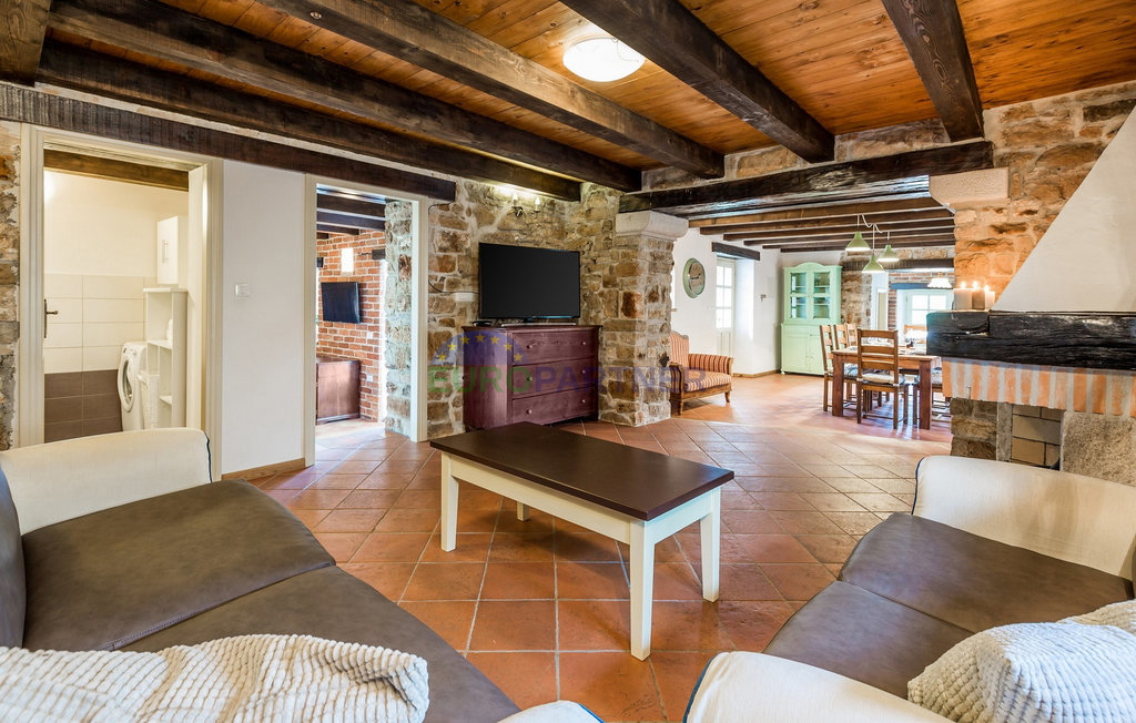 Pietra bellissima ai margini del villaggio, Tinjan