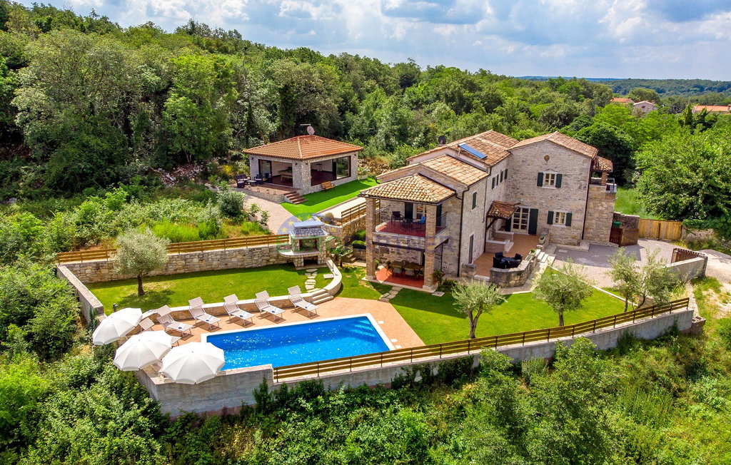 Pietra bellissima ai margini del villaggio, Tinjan