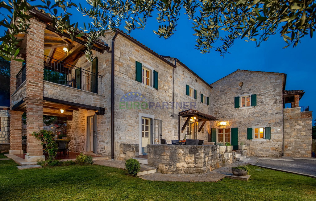 Pietra bellissima ai margini del villaggio, Tinjan