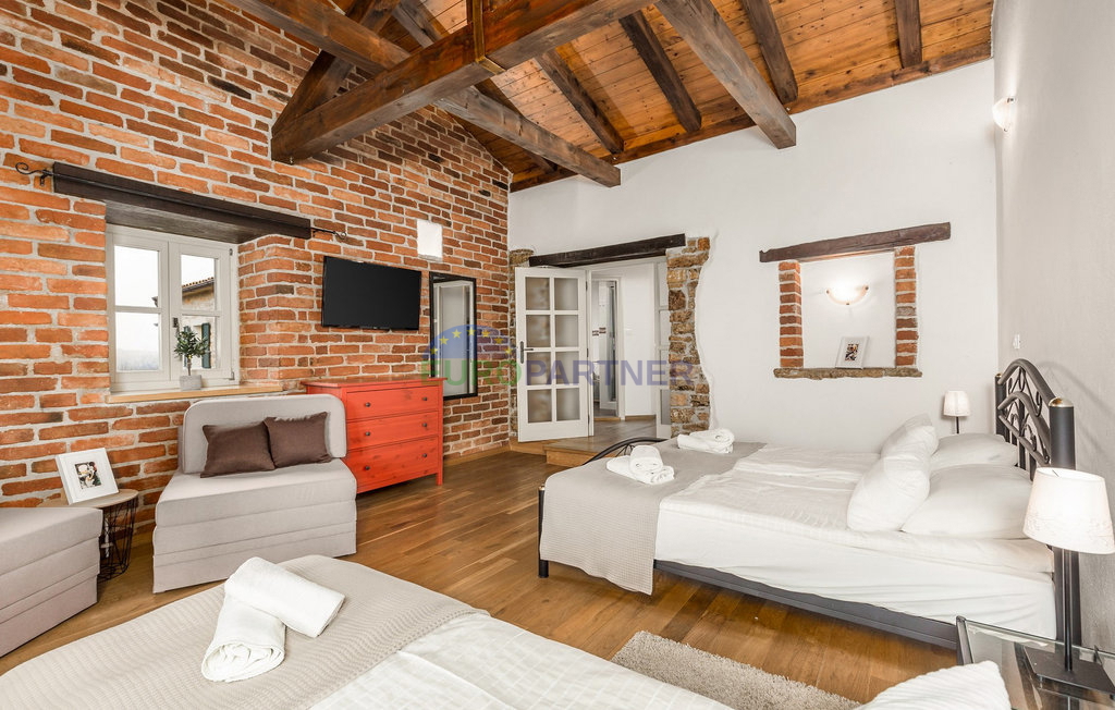 Pietra bellissima ai margini del villaggio, Tinjan