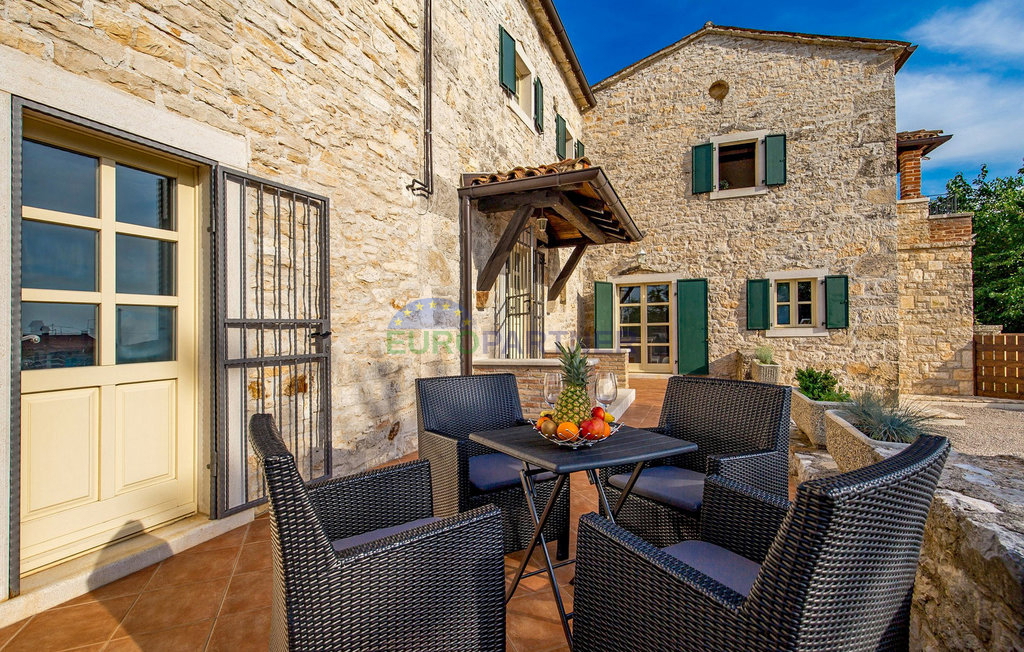 Pietra bellissima ai margini del villaggio, Tinjan