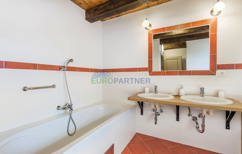 Pietra bellissima ai margini del villaggio, Tinjan