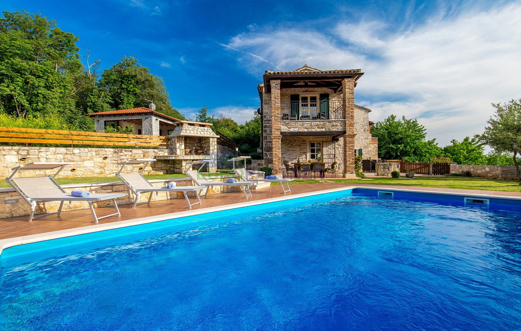 Pietra bellissima ai margini del villaggio, Tinjan