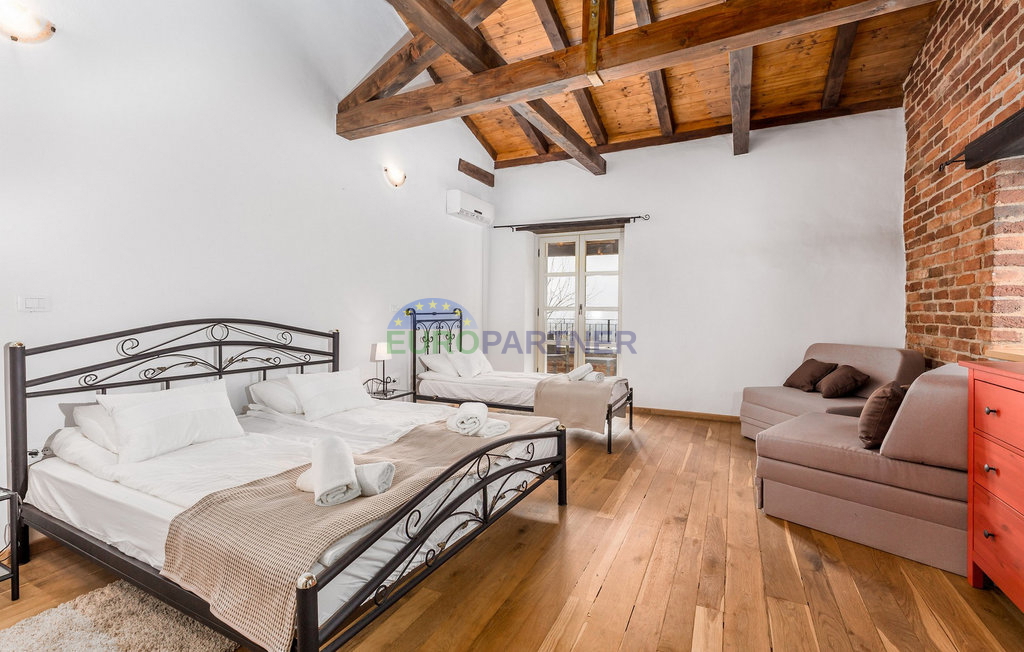 Pietra bellissima ai margini del villaggio, Tinjan