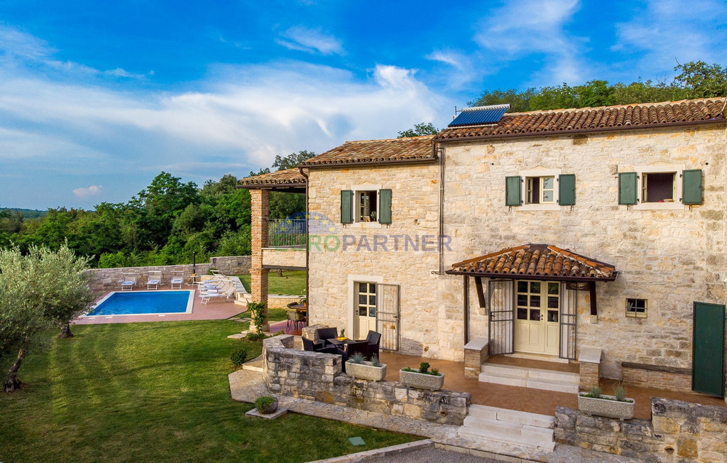 Pietra bellissima ai margini del villaggio, Tinjan